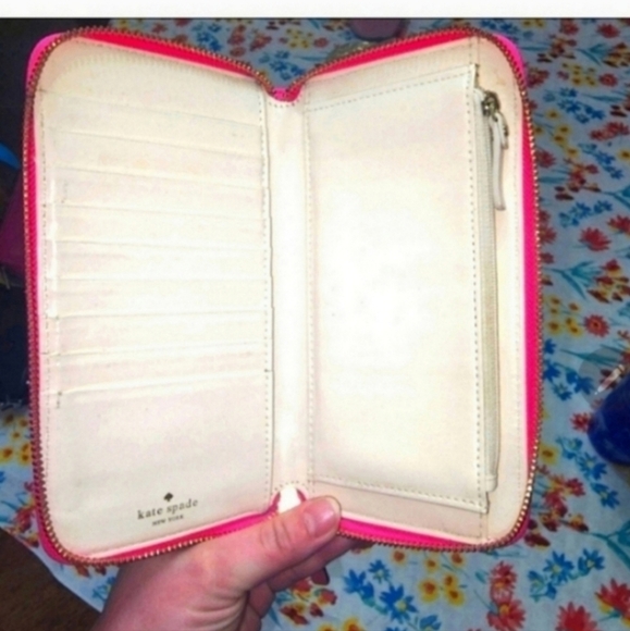 ⚘️⚘️Kate spade bubblegum pink wallet - Picture 3 of 6